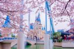 Seoul, Korea - April 9, 2015: Lotte World Amusement Park And Cherry Blossom Of Spring, A Major Tourist Attraction In Seoul, South Korea On April 9, 2015 Stock Photo