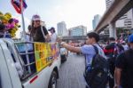 Bangkok-jan 13: Unidentified Thai Protestors Give Free Drinking Stock Photo