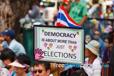 Bangkok-dec 22: Unidentified Thai Protesters Raise Banners To Re… Stock Photo