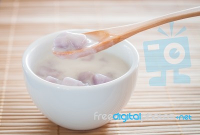 Bua Loi , Thai Dessert With Taro Flour And Coconut Milk Stock Photo