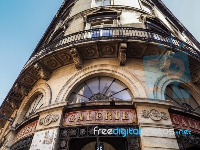 Old Gallery Building In Need Of Renovation In Bordeaux Stock Photo
