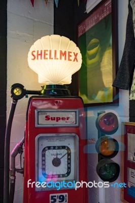 Old Shellmex Petrol Pump In The Motor Museum At Bourton-on-the-w… Stock Photo