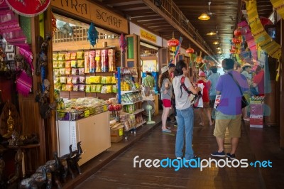 Pattaya, Chonburi Province, Thailand , December 18 - 2016 : Tourists Walking At Pattaya Floating Market There Is A Lot Shops Selling Food , Thai Sweet And Souvenirs Stock Photo