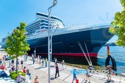 Queen Mary 2 - The Luxurious Cruise Liner In Hamburg Stock Photo