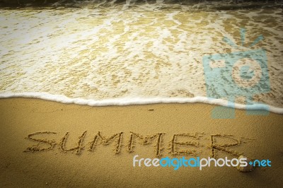 summer-text-on-the-beach-100201332.jpg