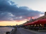 Restaurant Filled With Diners Next To The River Garonne At Borde Stock Photo