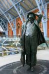 John Betjeman Statue On Display At St Pancras International Stat Stock Photo