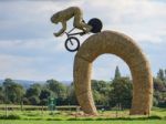 Olympic Cyclist Straw Sculpture At Snugburys Stock Photo