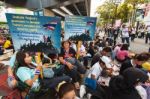 Bangkok-jan 13: Unidentified Thai Protesters Raise Banners To Re Stock Photo