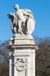 Statue Representing South Africa Outside Buckingham Palace In Lo Stock Photo