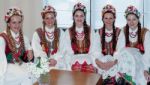 Group Of Youmg Ladies In Full Polish National Costume Stock Photo