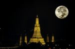 The Beauty Of The Full Moon And Wat Arun At Night With Gold , The Oldest Temple Of The Chao Phraya River In Bangkok Thailand Stock Photo