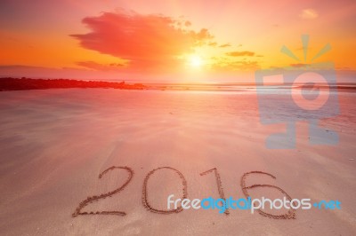 2016 Inscription Written In The Wet Yellow Beach Sand Stock Photo