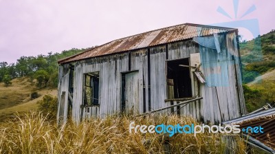 Abandoned Outback Farming Shed In Queensland Stock Photo