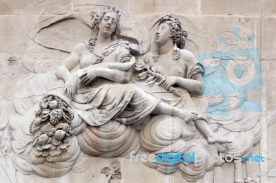 Allegorical Sculpture On The Pedestal Of The Monument London Stock Photo
