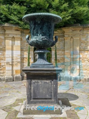 Ancient Urn On Display In The Garden At Hever Castle Stock Photo