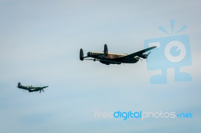 Avro Lancaster And Spitfire Mk1 At Airbourne Stock Photo Avro Lancaster And Spitfire Mk1 At Airbourne Stock Photo