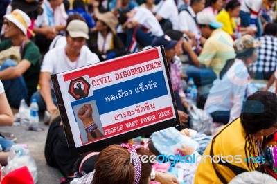 Bangkok-dec 22: Unidentified Thai Protesters Raise Banners To Re… Stock Photo