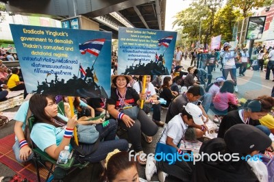 Bangkok-jan 13: Unidentified Thai Protesters Raise Banners To Re… Stock Photo