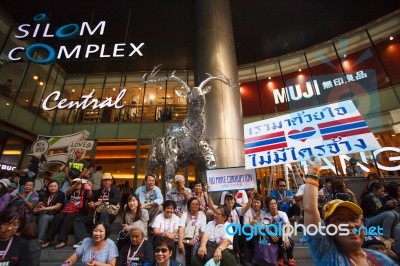 Bangkok-jan 13: Unidentified Thai Protesters Raise Banners To Re… Stock Photo