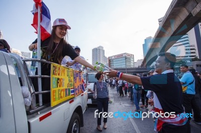 Bangkok-jan 13: Unidentified Thai Protestors Give Free Drinking Stock Photo