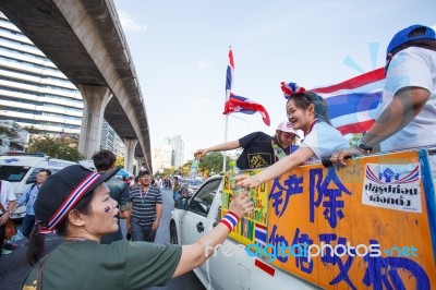 Bangkok-jan 13: Unidentified Thai Protestors Give Free Drinking Stock Photo