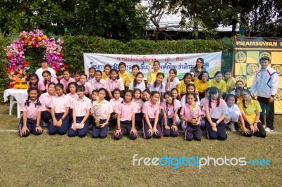 Bangkok, Thailand - Nov 2016: In The Nov 23, 2016. Youth Tug Of War, In Pieamsuwan Elementary School Stock Photo