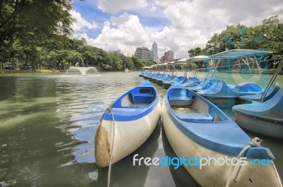 Bangkok, Thailand - September 11: Canoe Boats For Rent At Lumphini Park In Bangkok Thailand On September 11, 2012 Stock Photo