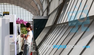 Bangkok,thailand : November 10, 2016 - Passenger Is Charge And Use Smart Phone In Suwannaphum Airport  Stock Photo