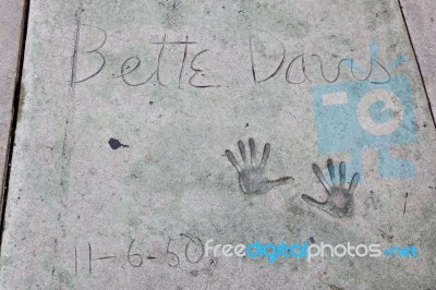 Bette Davis Signature And Handprints Hollywood Stock Photo