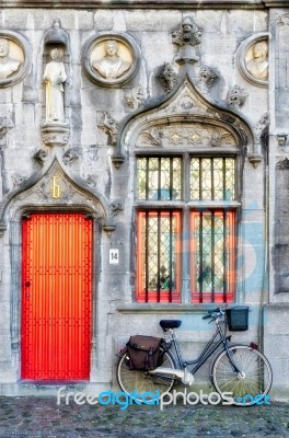 Bicycle Outside A Property In Market Square Bruges West Flanders… Stock Photo