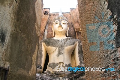 Big Buddha In Wat Si Chum At Sukhothai Historical Park, Thailand… Stock Photo