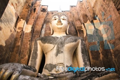 Big Buddha In Wat Si Chum At Sukhothai Historical Park, Thailand… Stock Photo