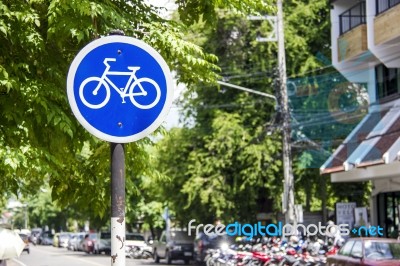 Blue Bike Sign, Bike Lane Symbol In Downtown City Stock Photo