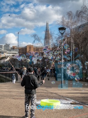 Bubblemaker On The Southbank Of The Thames Stock Photo