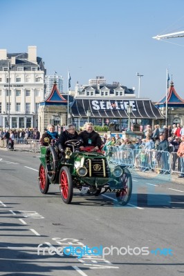 Car Approaching The Finish Line Of The London To Brighton Vetera… Stock Photo