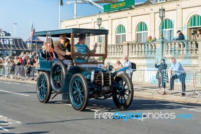 Car Approaching The Finish Line Of The London To Brighton Vetera… Stock Photo