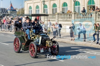 Car Approaching The Finish Line Of The London To Brighton Vetera… Stock Photo