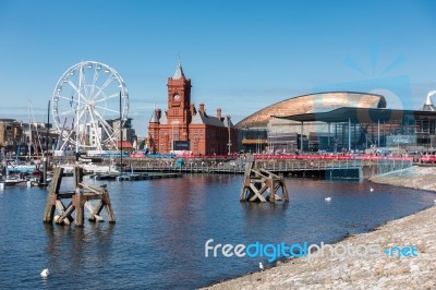 Cardiff/uk - August 27 : Ferris Wheel And Pierhead Building In C… Stock Photo