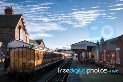 Carriages Waiting For The Train To Arrive At Sheffield Park Stat… Stock Photo Carriages Waiting For The Train To Arrive At Sheffield Park Stat… Stock Photo