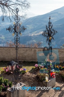 Cemetery Of The Parish Church In Villanders Stock Photo