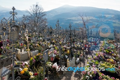 Cemetery Of The Parish Church In Villanders Stock Photo