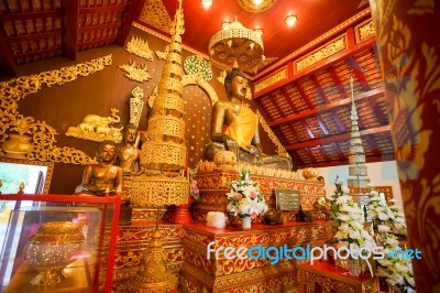 Chiang Rai, Thailand - December 20, 2017: Inside View Of The Chapel And The Bhudda Image In Wat Phra Kaew Chiang Rai. It's A Famous Place For Chiang Rai Trip Stock Photo