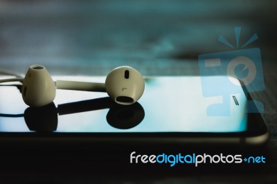 Close Up Headphone Stack On Phone In Black Color Tone, New Headp… Stock Photo