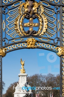Close Up Of Canada Gate London Stock Photo