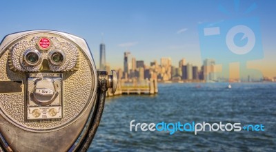 Close Up Of Tower Viewer Binoculars With Blurred New York City S… Stock Photo
