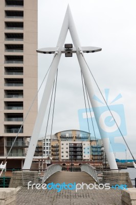 Contemporary Pedestrian Bridge In Cardiff Bay Stock Photo