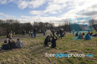 Crowd Gathered On Calton Hill, Edinburgh To Witness The Sun Ecli… Stock Photo