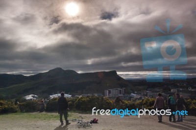 Crowd Gathered On Calton Hill, Edinburgh To Witness The Sun Ecli… Stock Photo