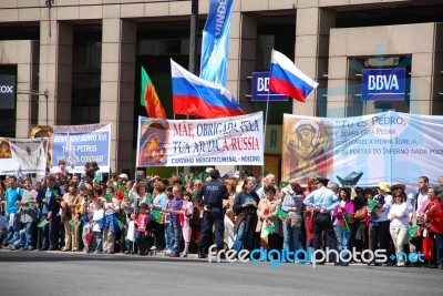 Crowd Waiting For Pope Benedict Xvi Stock Photo